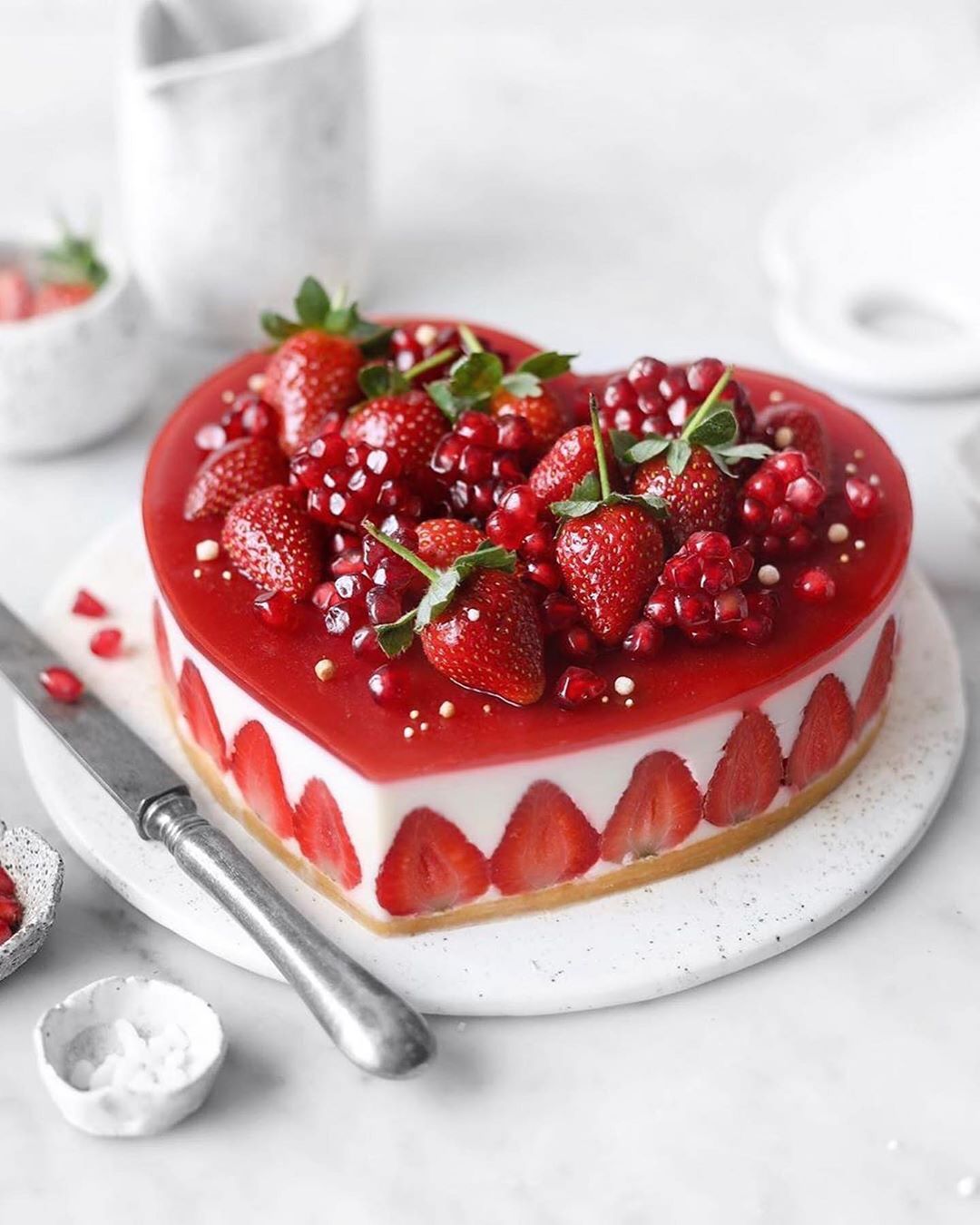 کیک با تزئین توت فرنگی برای روز ولنتاین
