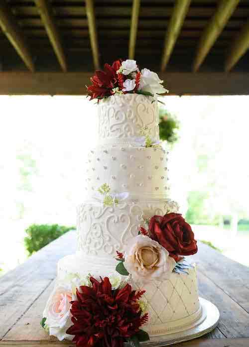 کیک عروسی با تزئینات گل رز سرخ و سفید