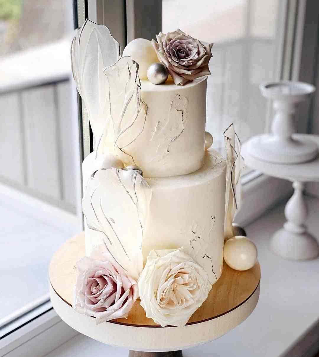 کیک عروسی با دیزاین گل رز سفید