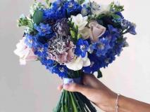 مدل دسته گل عروس با گل های آبی و سفید