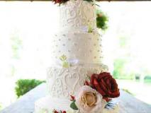 کیک تزئین شده با گل طبیعی