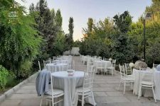 تصویر بند انگشتی مراسم عروسی در فضای باز باغ تالار سپید ورامین با طراحی مینیمال، چیدمان خاص و فضای سبز دل‌نشین