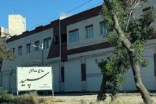 تصویر بند انگشتی تابلو ورودی باغ تالار سپید ورامین در خیابان احمدآبادی، معرف برند و مسیر ورود به مجموعه