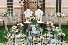 تصویر بند انگشتی  سفره عقد زیبا و تزئین‌شده در فضای باز باغ تالار سعادت با دکور طبیعی و گل‌آرایی خاص