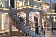 تصویر بند انگشتی نمای بیرونی عمارت باغ تالار ملک ورامین با معماری چشم‌نواز و ورودی باشکوه مناسب عکس‌های یادگاری
