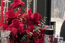 تصویر بند انگشتی گل‌آرایی حرفه‌ای مراسم در عمارت باغ پدری احمدآباد مستوفی