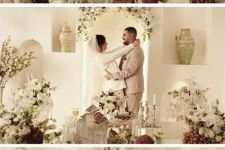 تصویر بند انگشتی جایگاه عروس و داماد در سالن عقد تک با سفره عقد لاکچری و گل‌آرایی ژورنالی