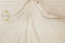 تصویر بند انگشتی لباس عروس آستین بلند تزئینات کرستال دنباله دار در مزون لباس عروس دیبا