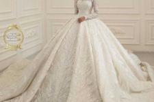 تصویر بند انگشتی لباس عروس آستین بلند تزئینات کرستال دنباله دار پیلی در مزون لباس عروس دیبا