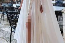 تصویر بند انگشتی لباس حریر آستین دنباله ای در مزون لباس عروس دیبا