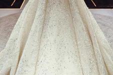 تصویر بند انگشتی لباس عروس پیلی یقه قایقی در مزون لباس عروس دیبا