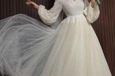 تصویر بند انگشتی لباس عروس آستین پفی یقه هفت در مزون لباس عروس دیبا