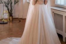 تصویر بند انگشتی لباس عروس یقه بسته شاینی در مزون لباس عروس دیبا