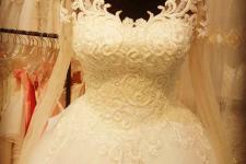 تصویر بند انگشتی لباس عروس مدل اسکارلت آبدانان خانه دوزی برجسته