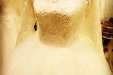 تصویر بند انگشتی لباس عروس مدل اسکارلت یقه قایقی گیپور