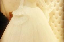 تصویر بند انگشتی لباس عروس پوشیده آستین کلوش