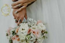 تصویر بند انگشتی عکاسی از دسته گل عروس در مراسم عروسی توسط استودیو نگارین
