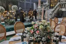 تصویر بند انگشتی چیدمان میزها در فضای باز عمارت عقد ولنجک