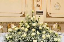 تصویر بند انگشتی گل‌آرایی اختصاصی محوطه باغ عروسی یسنا برای مراسم