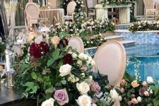 تصویر بند انگشتی گل‌آرایی فضای باز باغ عمارت یسنا برای عکاسی عروسی