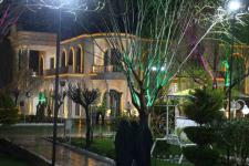 تصویر بند انگشتی فضای سبز باغ تالار سه گل در شب