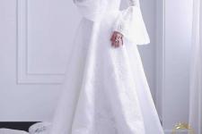 تصویر بند انگشتی لباس عروس یقه والن دار پارچه شاینی طرحدار
