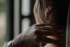 تصویر بند انگشتی عکاسی جزئیات در آتلیه عکاسی و فیلمبرداری استودیو سنس