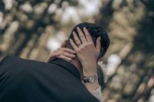 تصویر بند انگشتی عکاسی عاشقانه در آتلیه عکاسی و فیلمبرداری عروس استودیو سنس