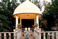 تصویر بند انگشتی جایگاه عروس و داماد در فضای باز باغ تالار آرشام گرمدره