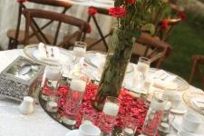 تصویر بند انگشتی گل آرایی میز در فضای باز باغ تالار نارسیس