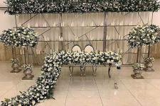 تصویر بند انگشتی گل آرایی جایگاه عروس در باغ تالار عمارت هیلان