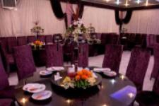 تصویر بند انگشتی نوع میز وصندلی ها در تالار قصر سفید پارسیان دماوند