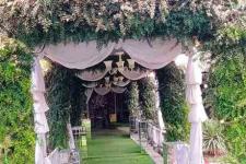 تصویر بند انگشتی گل آرایی ورودی در باغ تالار فلامینگو