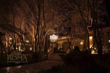 تصویر بند انگشتی نمای باغ، باغ تالار روما در شب