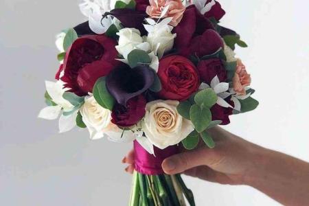 مدل دسته گل عروس با گل های قرمز و سفید
