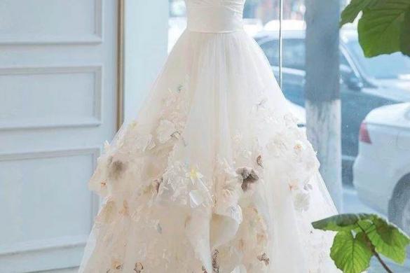 لباس عروس با طرح گل